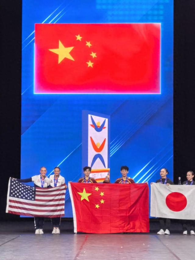中国啦啦操队世锦赛创佳绩,中美青少年开展友好互动|中国队|体育比赛|花球|比赛|运动员_新浪新闻
